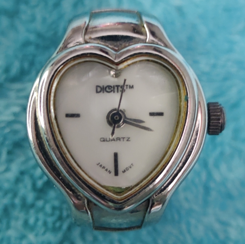 Digits Bonetto Heart Face Analog Ring Watch